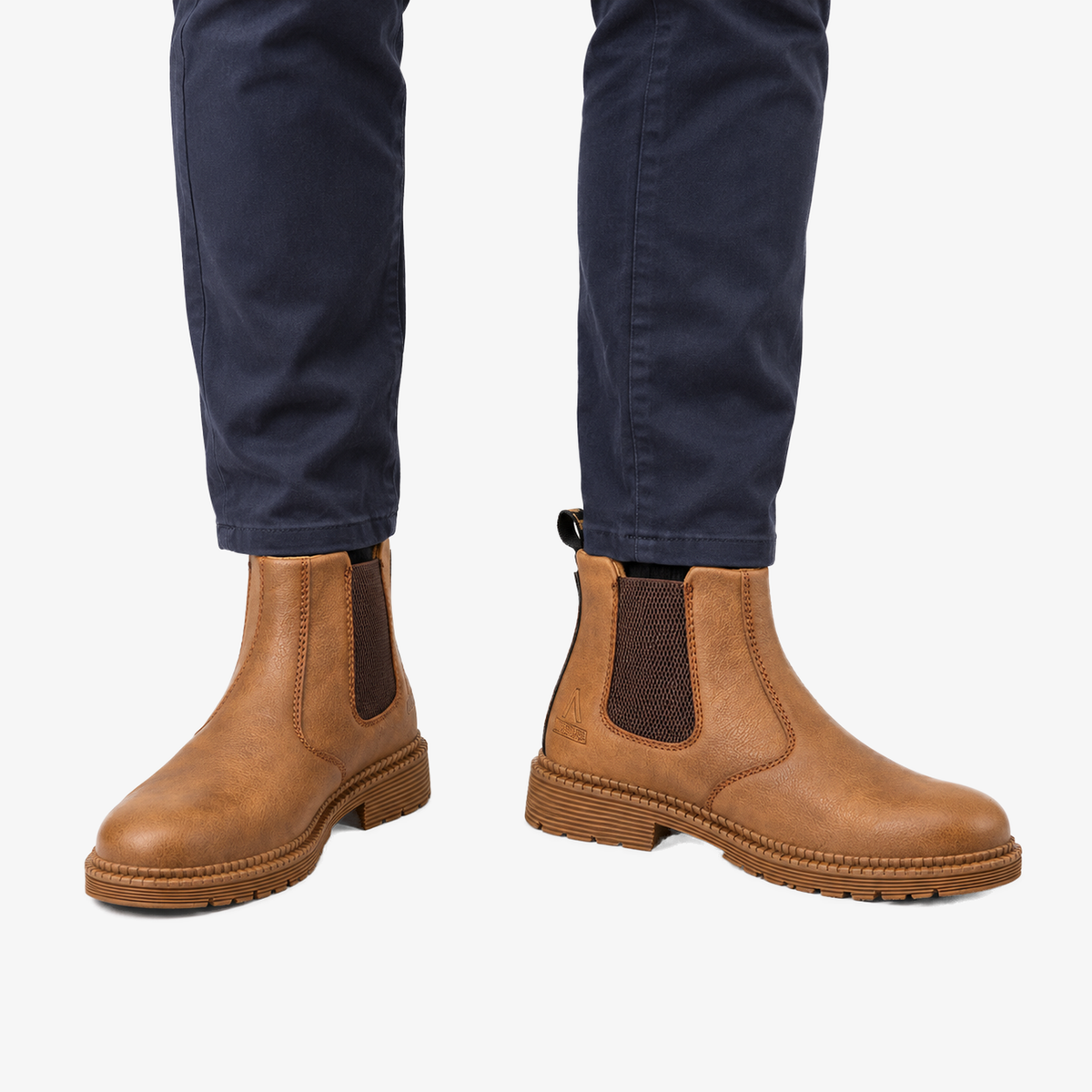 Carter chelsea boot voor heren in cognac, gedragen