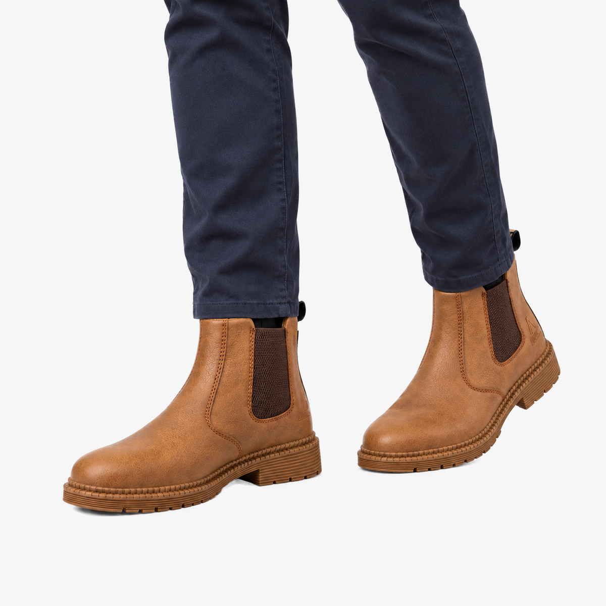 Carter chelsea boot voor heren in cognac, gedragen