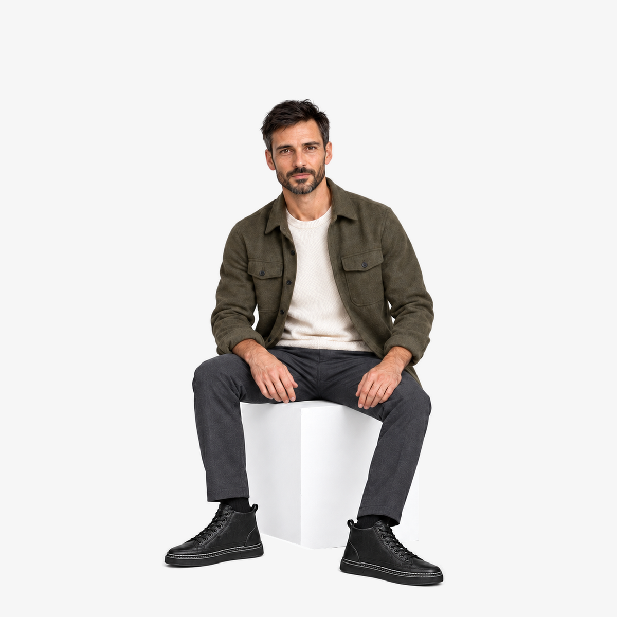 Nate handgemaakte leren herenschoenen in zwart gedragen